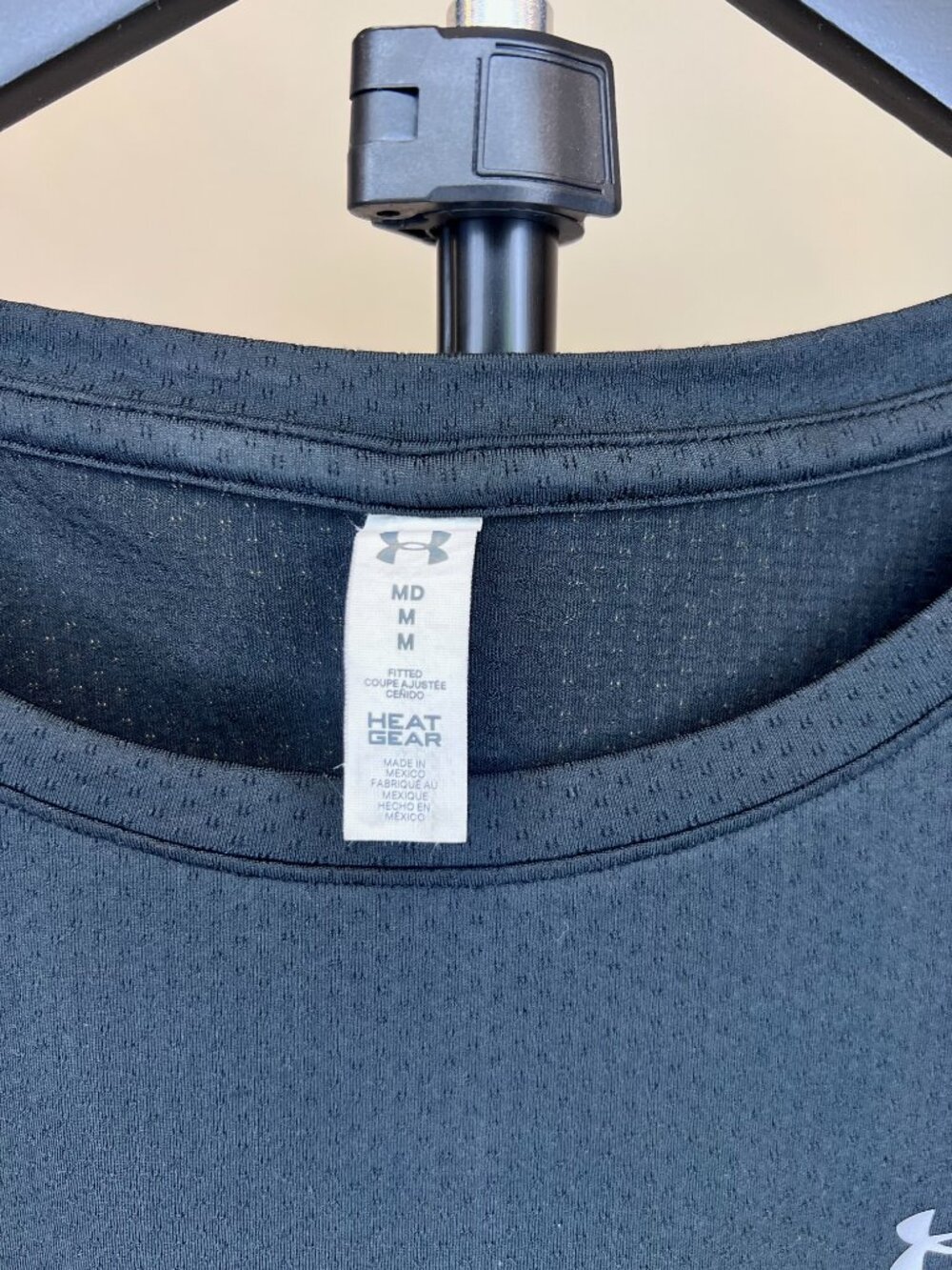 'Under Armour' HeatGear Fitted Pinhole Mesh Athletic Tee Black - Size M - Picture 7 of 7
